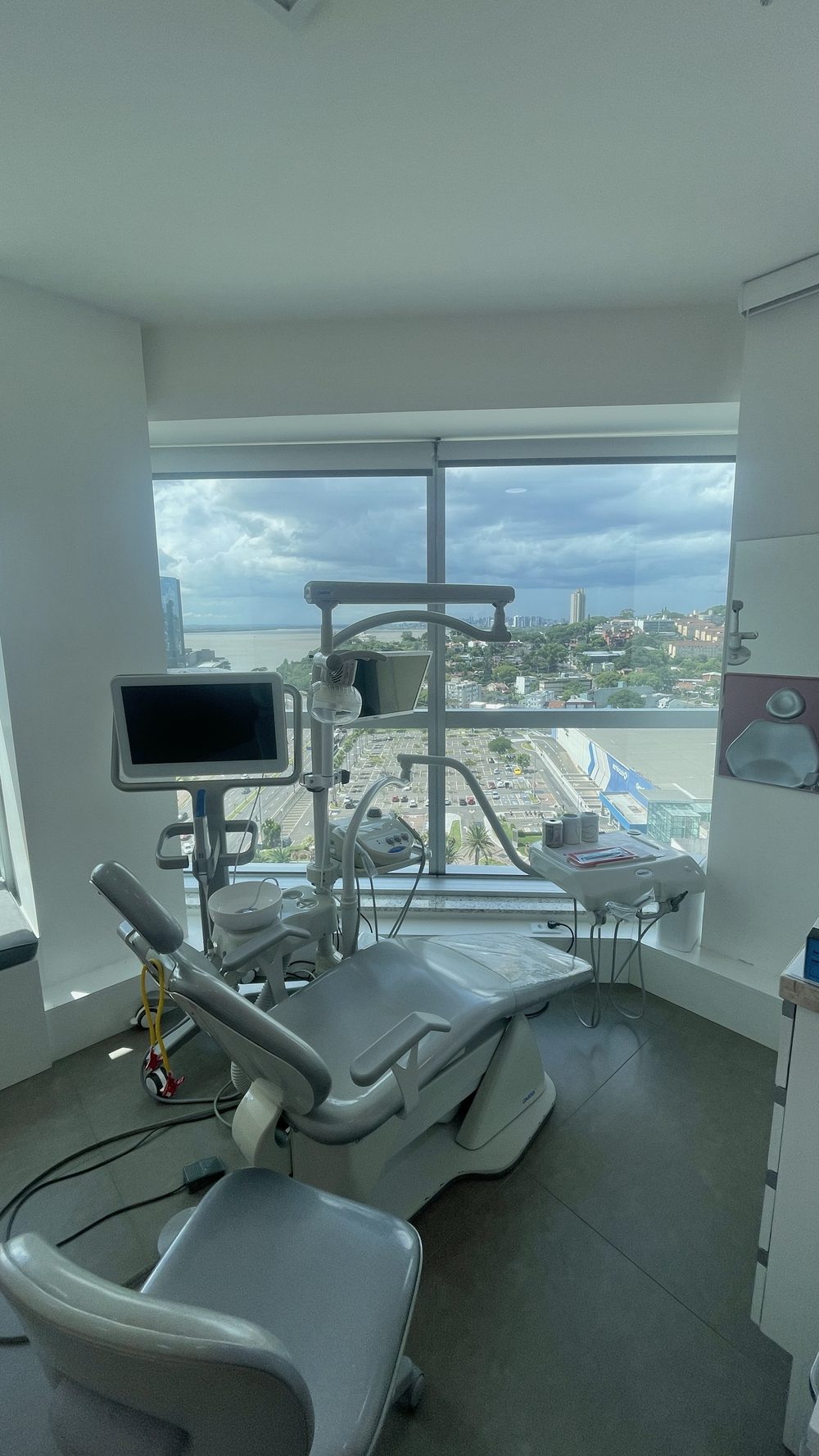 Consultório odontológico moderno com vista para Porto Alegre